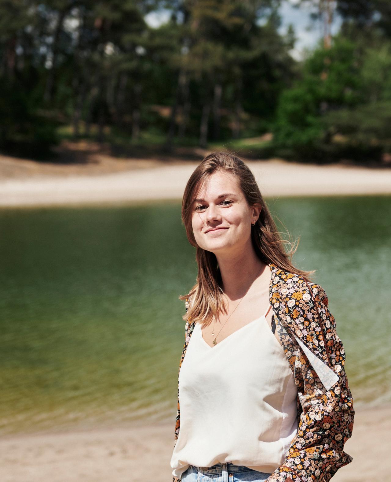 04-Lake-young-people-527